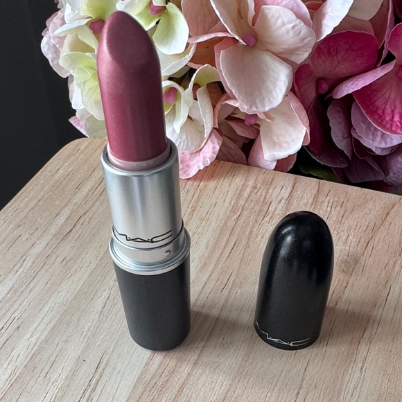 MAC Frost Lipstick- 307 Creme De La Femme. - Picture 2 of 4